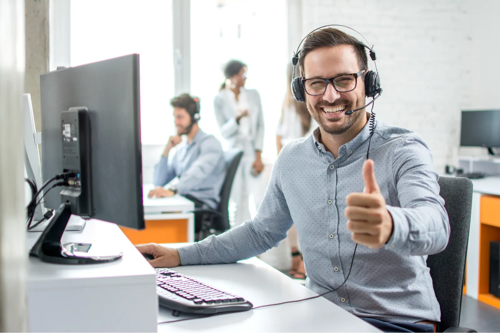 Customer Service Virtual Assistant: 6 Benefits & How to Hire One